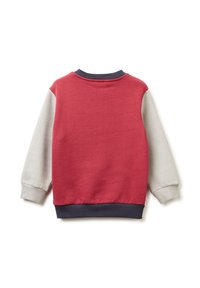 Sudadera roja y gris con cuello redondo, mangas largas y puños acanalados. Textura suave y bloques de color en contraste en las mangas.