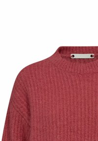 Maglione a coste di un profondo colore rosa, realizzato in tessuto testurizzato, con un piccolo tag metallico sul colletto dotato di due occhielli circolari.