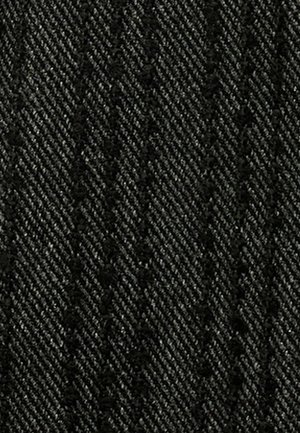 Tessuto nero a spina di pesce con un motivo sottile. Il materiale appare tessuto, mostrando sottili linee verticali e diagonali.