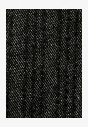 Schwarzer Stoff in Fischgrätenmuster mit subtiler Textur. Das Material wirkt gewebt und zeigt feine vertikale und diagonale Linien.