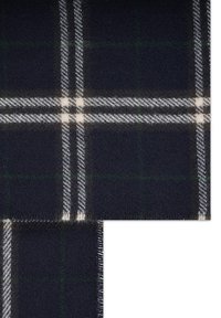 Granatowo-niebieski szalik w kratę z białymi i zielonymi paskami, wykonany z miękkiego materiału, z frędzlami na krawędzi oraz tradycyjnym wzorem tartan.