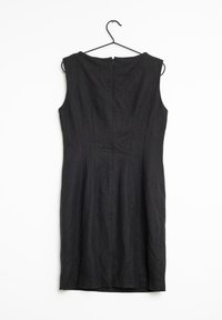Schwarzes, ärmelloses Kleid aus strukturiertem Stoff. Verfügt über ein figurbetontes Design mit vertikalen Nähten und einem Reißverschluss hinten. Hängt an einem schwarzen Haken.