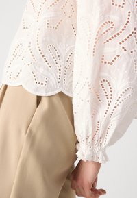 Thumbnail Image 9