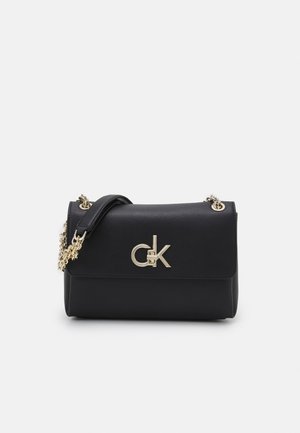 Černá kožená kabelka s strukturovaným designem, na přední straně se zlatým logem a řetízkovým popruhem. Hladká textura s klopou na zapínání.