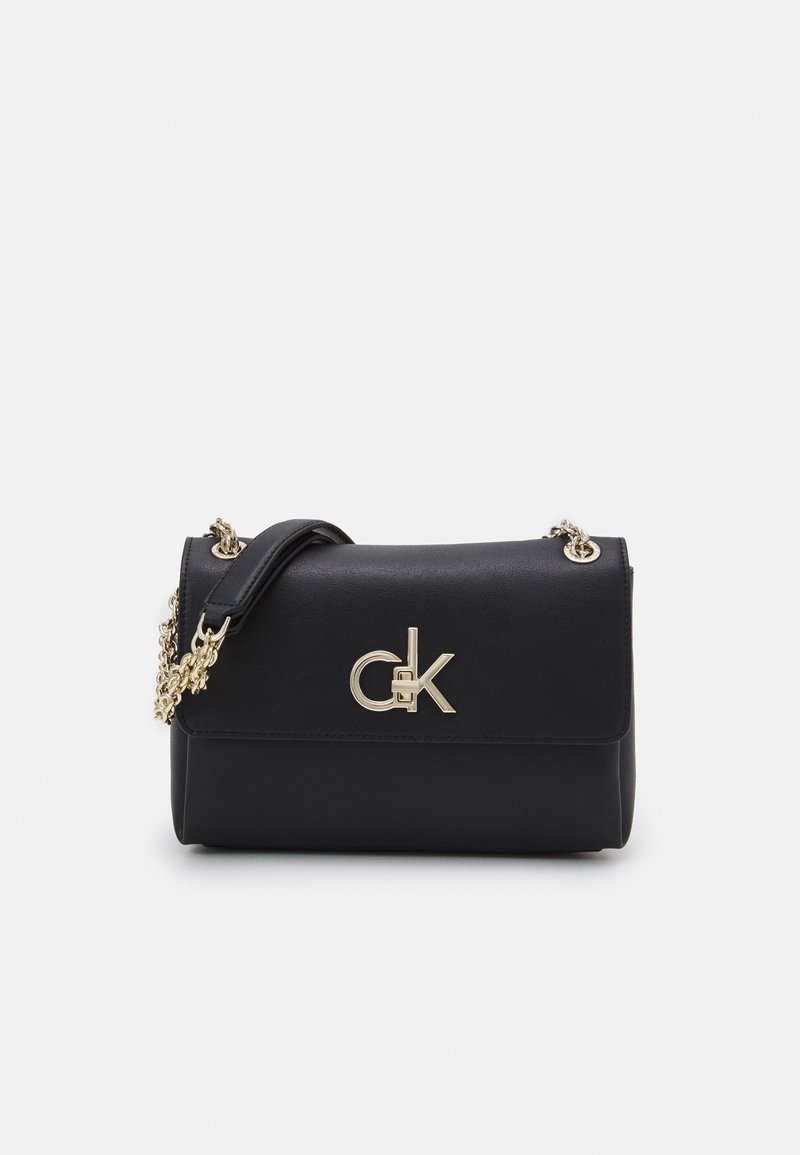 Černá kožená kabelka s strukturovaným designem, na přední straně se zlatým logem a řetízkovým popruhem. Hladká textura s klopou na zapínání.