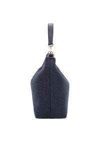 Marineblaue gewebte Tasche mit strukturiertem Design, ausgestattet mit einem Ledergriff und einem metallischen Verschluss. Texturierte Oberfläche mit nahtlosem Finish.