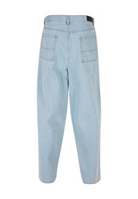 Jeans in denim blu chiaro a vita alta con gamba affusolata e due tasche posteriori rettangolari, mostrati da dietro.