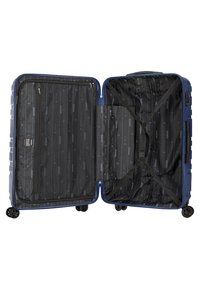 Harde koffer in diepblauw, open om een zwarte binnenkant met gestreept ontwerp te onthullen, met een compartmentale ritszak en kruisriemen voor organisatie.