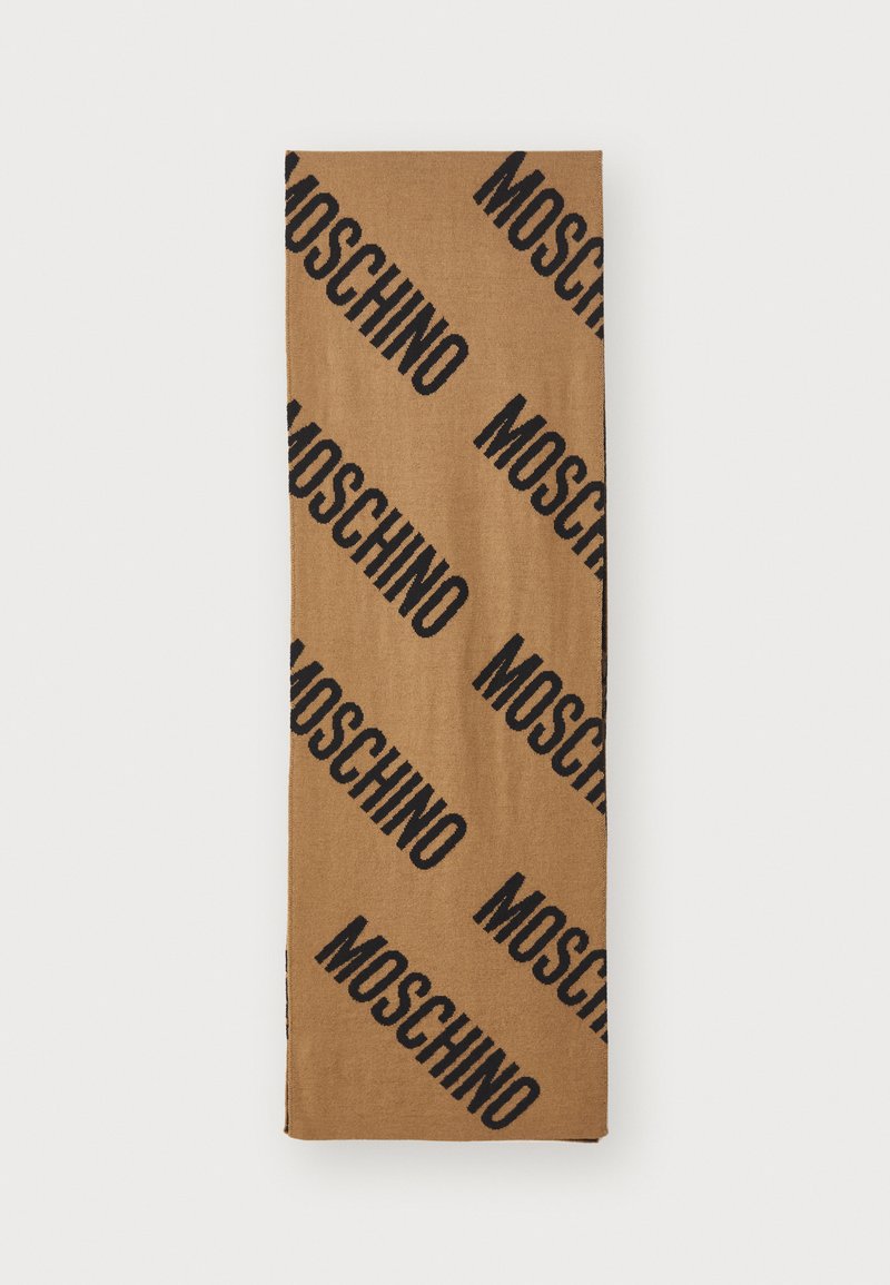 Brun sjal med svart "Moschino" logo trykk. Myk tekstil, rektangulær form, teksturert overflate med gjentagende logomønster.