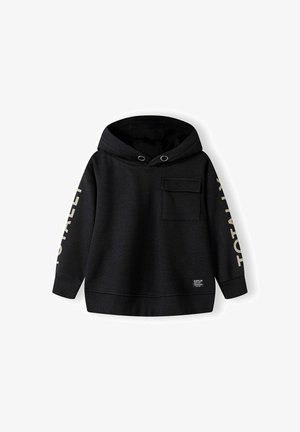 Fekete kapucnis pulóver elülső zsebbel, bordázott mandzsettákkal és szegéllyel, valamint a "TOTALLY" felirattal világos bézs színben bal kézfejrészen.