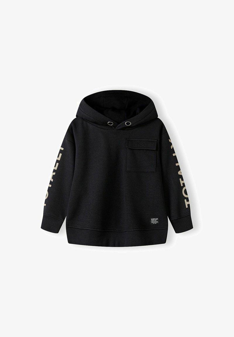 Černá mikina s kapucí s přední kapsou, žebrovanými manžetami a lemem, a se slovem "TOTÁLNĚ" v svetle béžové na levém rukávu.