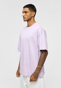 Lila korte mouwen t-shirt met een ronde hals, gemaakt van zachte katoen, met een losse pasvorm en subtiele naaddetails.