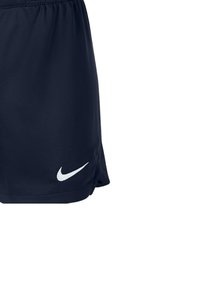 Marineblauwe sportshorts van een lichtgewicht, ademend materiaal. Kenmerkt zich door een wit Nike-logo aan de onderrand links en een relaxte pasvorm.