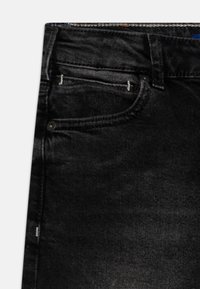 Jeans in denim nero con un classico design a cinque tasche, cuciture visibili e dettagli in metallo alla vita e alle tasche.