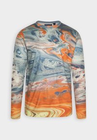 Langärmliges Sweatshirt in einem marmorierten Muster aus Orange, Blau und Creme. Verfügt über einen gerippten Kragen und strukturierten Stoff im gesamten Design.