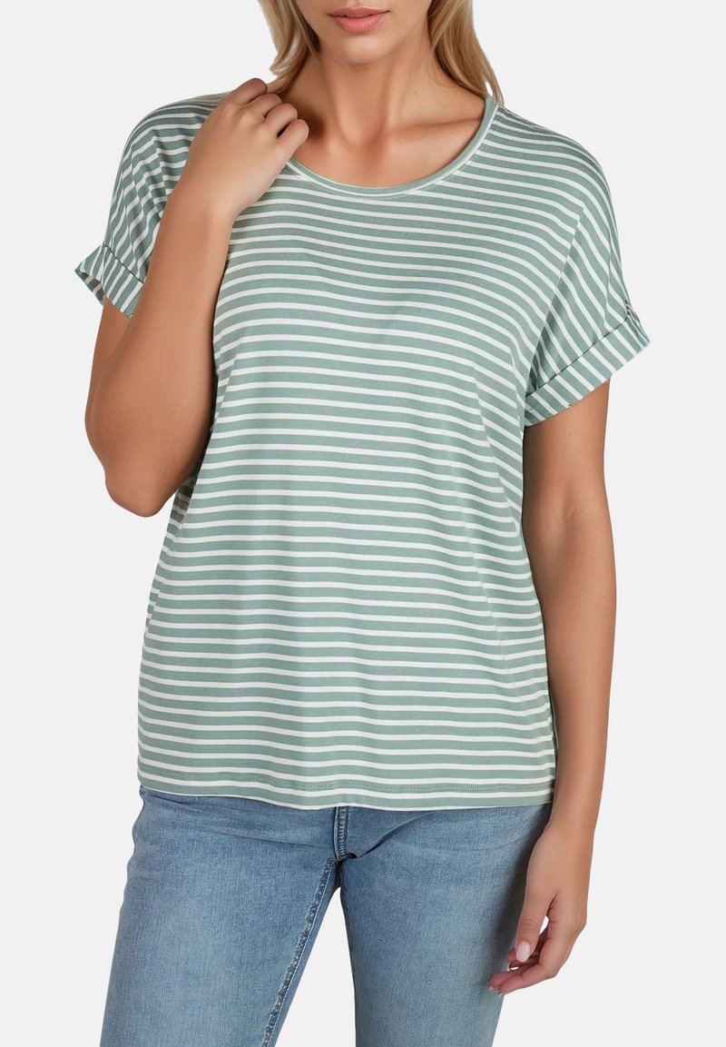 T-shirt rayé vert clair avec des manches courtes retroussées et un col rond, fabriqué en tissu doux. Porté avec un jean bleu.