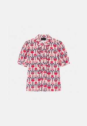 Blouse à manches courtes avec motif floral rose et rouge, détails à volants le long de la patte de boutonnage, et col pointu.