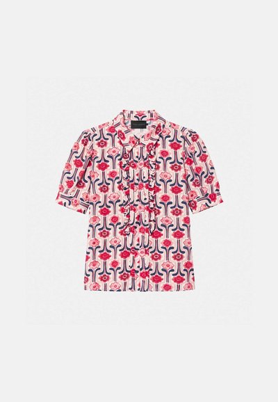 Blouse à manches courtes avec motif floral rose et rouge, détails à volants le long de la patte de boutonnage, et col pointu.