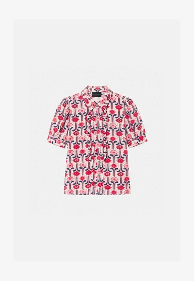 Blouse à manches courtes avec motif floral rose et rouge, détails à volants le long de la patte de boutonnage, et col pointu.
