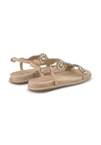 Sandali in suede beige con cinturini decorati da gemme trasparenti, fibbia alla caviglia regolabile e suola piatta in gomma.