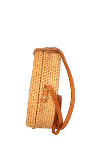 Borsa in paglia intrecciata con forma rettangolare, colore beige naturale, dettagli in pelle e tracolla rimovibile. Presenta una chiusura con zip nella parte superiore.