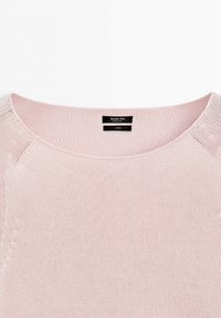Light pink knitted sweater with round neckline and black label reading Massimo Dutti, made in China, cotton.