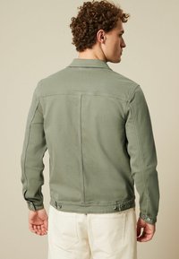 Next REGULAR FIT BUTTON UP - Spijkerjas - sage green