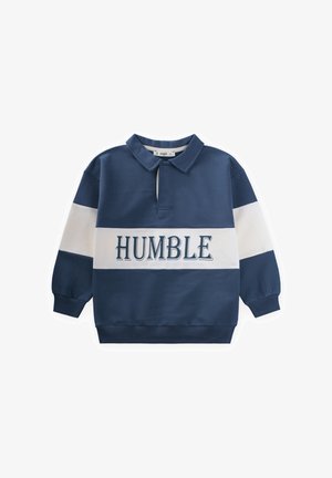 Suéter azul marino con franjas horizontales blancas, cuello con solapa y gráfico de "HUMBLE". Presenta puños acanalados y tejido texturizado.