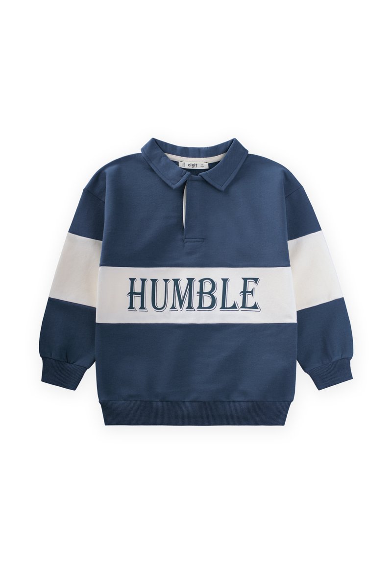 Granatowy sweter z białym poziomym paskiem, kołnierzykiem i grafiką "HUMBLE". Posiada ściągacze przy mankietach oraz teksturowany materiał.