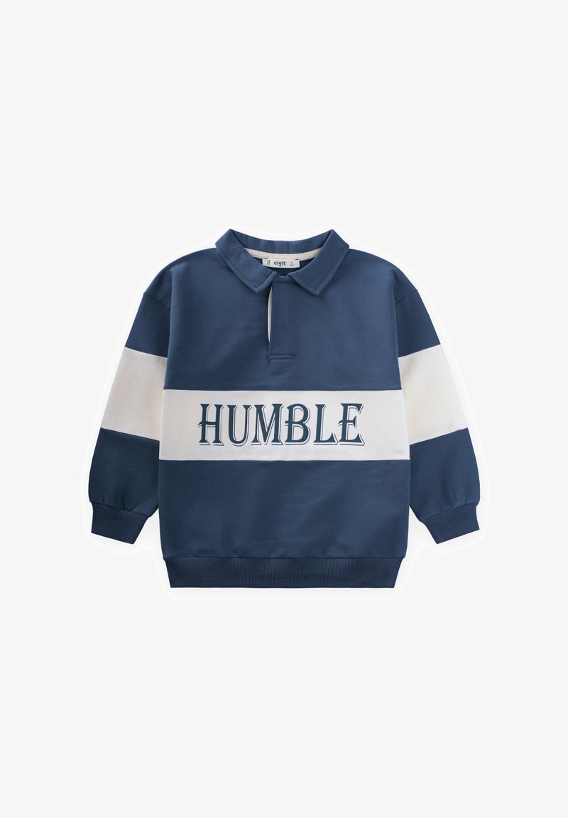 Granatowy sweter z białym poziomym paskiem, kołnierzykiem i grafiką "HUMBLE". Posiada ściągacze przy mankietach oraz teksturowany materiał.