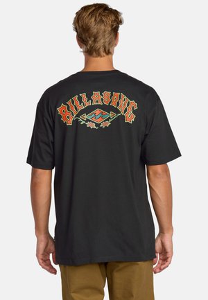 Zwarte T-shirt met kleurrijke "Billabong" tekst, voorzien van bloemaccenten en een golfafbeelding op de achterkant. Korte mouwen, standaard pasvorm.