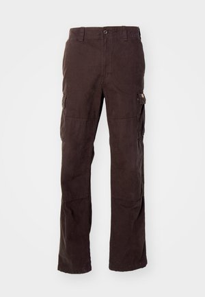 Barna vászon cargo nadrág, strapabíró pamut anyagból készült, oldalsó zsebekkel, laza szabású, egyenes lábakkal és látható varrási részletekkel.
