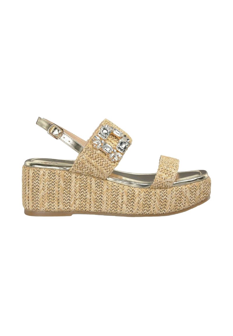 Sandal in tessuto beige con suola platform, una cinghia metallica e accenti decorativi in strass sulla fascia superiore.