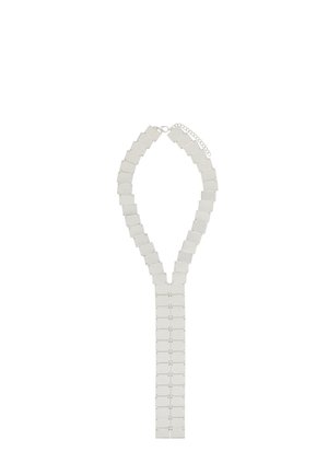 Srebrny naszyjnik z prostokątnymi, połączonymi płytkami tworzącymi kształt litery Y oraz regulowanym zapięciem łańcuszka u góry.