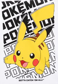 Žuti Pikachu lik s crvenim obrazima i ušima s crnim vrhovima na bijeloj pozadini, sa tekstom "POKÉMON" i sloganom "MORATE IH SVE UHITITI!"