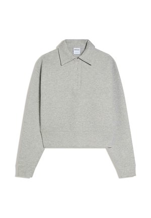 Lysegrå langærmet pullover med bred krave og fire-knaps plade, mærket Bershka, vist fladt på en hvid baggrund.