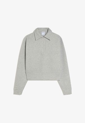 Világosszürke hosszú ujjú pulóver széles gallérral és négygombos patentos résszel, Bershka márkajelzéssel, fehér háttéren laposan elhelyezve.