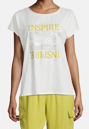 Weißes Kurzarm-T-Shirt mit gemischter Typografie in Gelb und Silber, das motivierende Sprüche enthält. Kombiniert mit hellgelben lässigen Hosen.