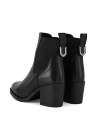 Czarne skórzane botki za kostkę o gładkim wykończeniu, z elastycznymi bocznymi panelami i solidnym blokowym obcasem. Wyposażone w pętle do ciągnięcia i subtelne detale przeszycia.