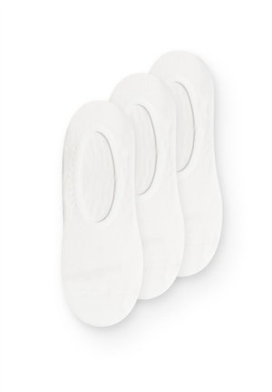 Trzy pary białych, niewidocznych skarpetek typu liner ułożonych w stos, o prostym wzorze, z owalnymi otworami na stopy, na białym tle.