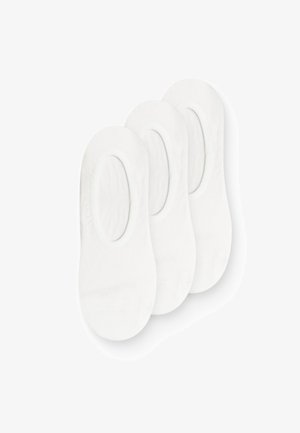 Trzy pary białych, niewidocznych skarpetek typu liner ułożonych w stos, o prostym wzorze, z owalnymi otworami na stopy, na białym tle.