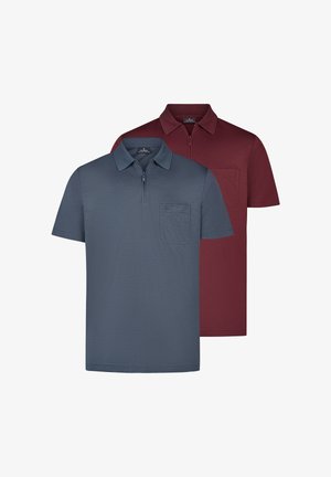 Zwei kurzärmlige Poloshirts mit Kragen und Frontreißverschluss; eines in Blau-Grau, eines in Dunkelrot, jeweils mit Brusttasche.