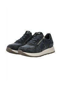 Sneaker in suede e mesh blu scuro con chiusura a lacci, dettagli metallici e suola in gomma bianca a contrasto. Pannelli testurizzati e dettaglio con zip.