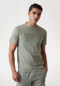 Guess MIT FRONTLOGO - Camiseta estampada - vert clair