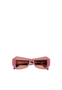 Occhiali da sole geometrici rosa con finitura opaca, dotati di lenti colorate e dettagli del marchio incisi all'interno. Realizzati a mano in Italia.