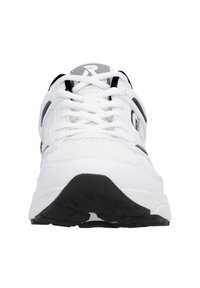 Baskets blanches avec des accents noirs, dessus en mesh, bout rond et semelle en caoutchouc plate dotée d'un motif de semelle texturé.