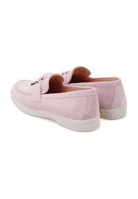 Rosa Wildlederschuhe mit einer weichen Textur, runder Spitze, flacher weißer Sohle und einer dekorativen Schleife auf dem Obermaterial.