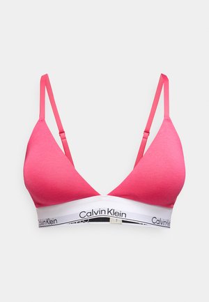 Rosa bomullstriangelbralette med justerbare stropper og en hvit kant med "Calvin Klein"-logoen i svart. Glatt tekstur.