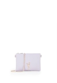 Borsa a busta di un morbido viola chiaro, con una tracolla a catena e un elegante logo dorato. Chiusura con zip sulla parte superiore, con una forma rettangolare slanciata.
