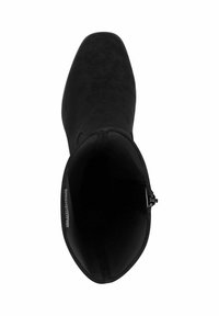 Musta nilkkuri, jossa on terävä kärki ja tyylikäs siluetti. Saappaassa on sileä samettimainen pinta ja sivuvetoketju kiinnitystä varten.